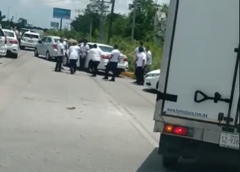 Agreden taxistas de Cancún a conductores de Uber