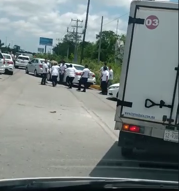 Agreden taxistas de Cancún a conductores de Uber