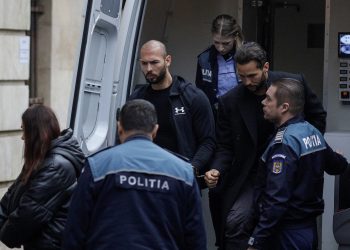 Influencer Andrew Tate y su hermano son acusados por tráfico de personas