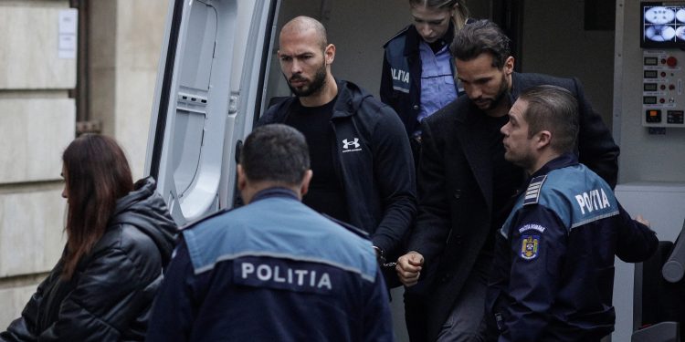 Influencer Andrew Tate y su hermano son acusados por tráfico de personas