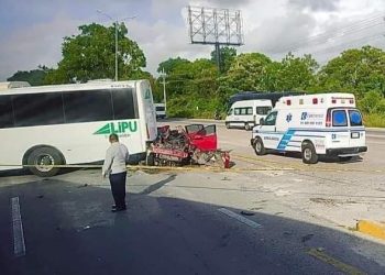 Automóvil se impacta contra autobús marca Lipu en carretera Playa del Carmen