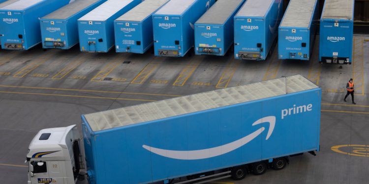 EU demanda Amazon por engañar a clientes para suscribirse a Prime sin su consentimiento