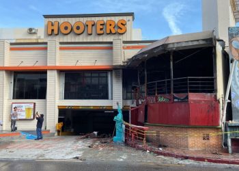 Incendio arrasa con pizzería Jack’s, afectando el restaurante Hooters en Cancún
