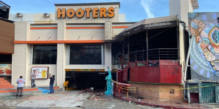 Incendio arrasa con pizzería Jack’s, afectando el restaurante Hooters en Cancún