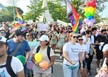 Marchan por el orgullo LGBTQ+ en Cancún