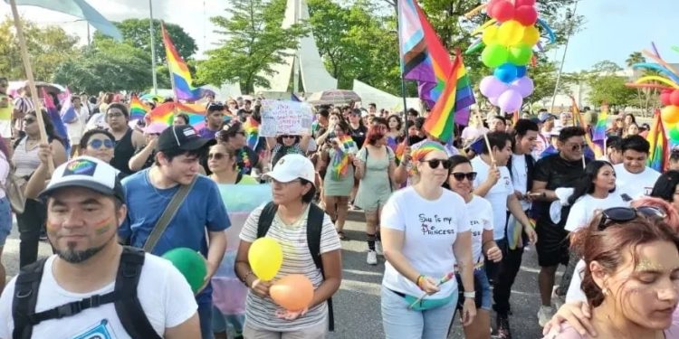 Marchan por el orgullo LGBTQ+ en Cancún