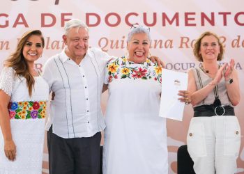En hecho histórico, López Obrador y Mara Lezama entregan documentos agrarios a mujeres en Chetumal