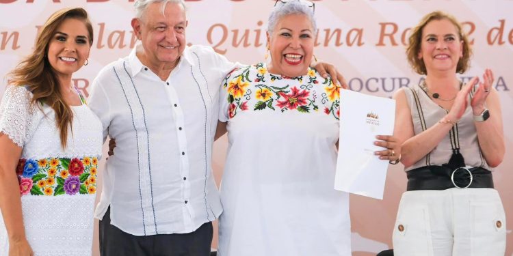 En hecho histórico, López Obrador y Mara Lezama entregan documentos agrarios a mujeres en Chetumal