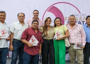 Entrega Mara Lezama reconocimientos a trabajadores por años de servicio