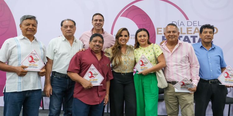 Entrega Mara Lezama reconocimientos a trabajadores por años de servicio