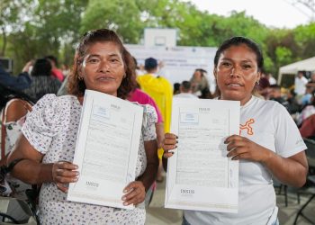 147 familias reciben escrituras de su propiedad en la Zona Continental de Isla Mujeres