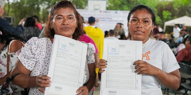 147 familias reciben escrituras de su propiedad en la Zona Continental de Isla Mujeres