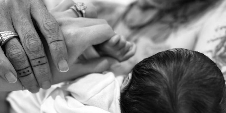 Marc Anthony y Nadia Ferreira le dan la bienvenida a su primer hijo