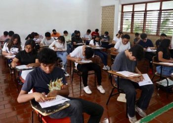 Más de 21 mil jóvenes presentan examen admisión para nivel medio superior