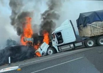 Fuerte accidente en la Autopista Zapotlanejo-Lagos, varios vehículos se incendian