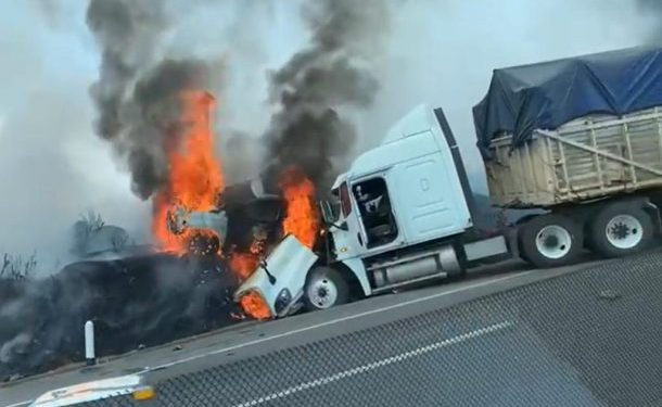 Fuerte accidente en la Autopista Zapotlanejo-Lagos, varios vehículos se incendian