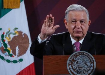 AMLO acusa a los ministros SCJN de violar la constitución por ganar más que él