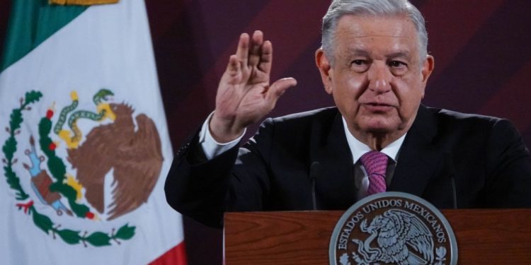 AMLO acusa a los ministros SCJN de violar la constitución por ganar más que él
