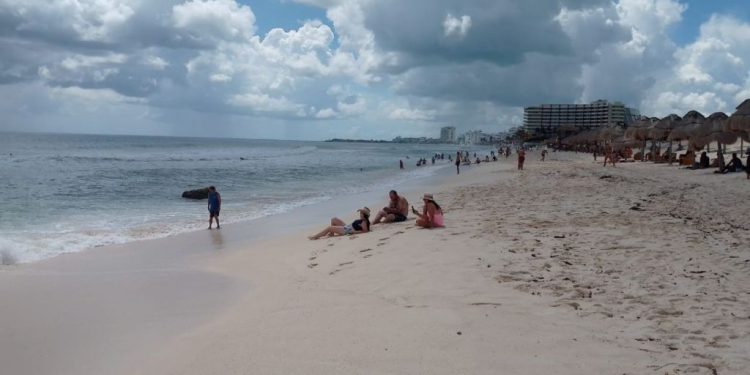 Prevén cielo medio nublado con probabilidad de lluvias aisladas para Quintana Roo