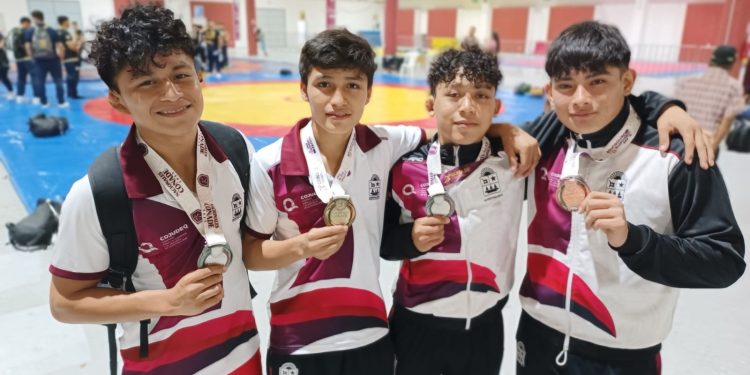 Atletas quintanarroenses logran 4 medallas en competencia de luchas asociadas