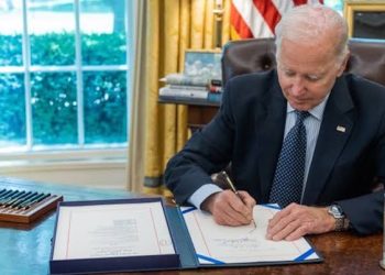 Biden firma ley que eleva el techo de deuda del gobierno de EU