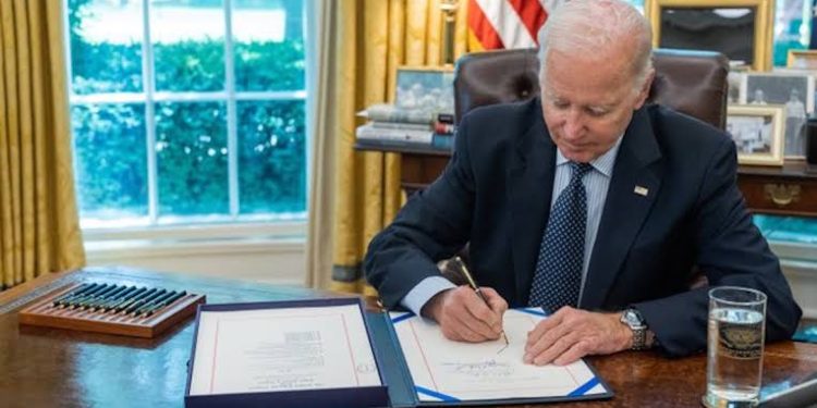 Biden firma ley que eleva el techo de deuda del gobierno de EU