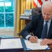 Biden firma ley que eleva el techo de deuda del gobierno de EU