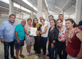 Entrega Mara Lezama contratos y llaves a locatarios de los mercados en la 101 y 259 de Cancún