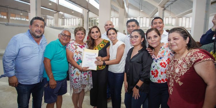 Entrega Mara Lezama contratos y llaves a locatarios de los mercados en la 101 y 259 de Cancún