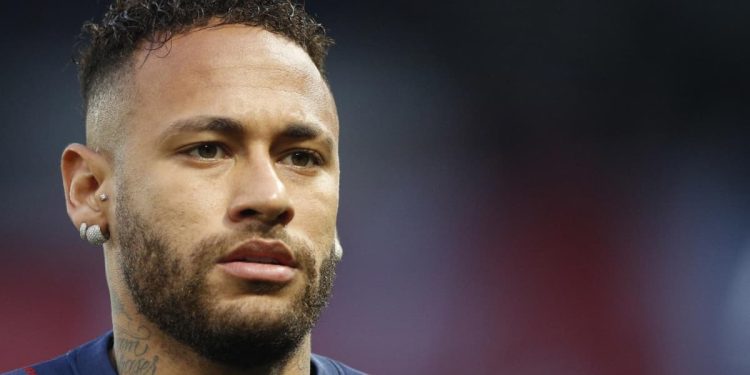 Multan a Neymar por violar medidas ambientales de Brasil