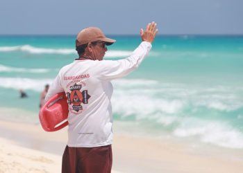 Mantiene gobierno municipal supervisión de seguridad de bañistas en playas