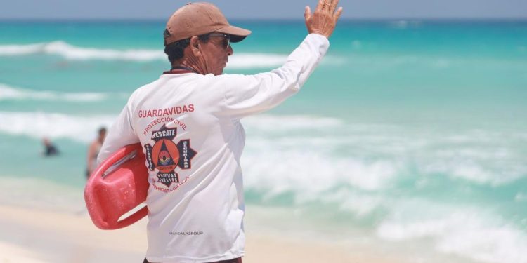 Mantiene gobierno municipal supervisión de seguridad de bañistas en playas