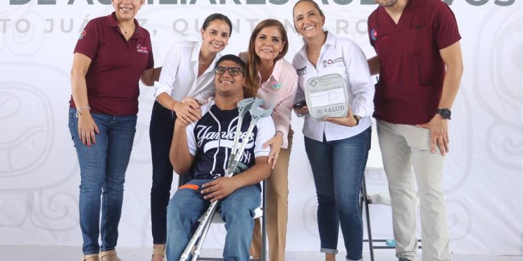 Ana Paty Peralta atestigua entrega de auxiliares auditivos para 113 cancunenses