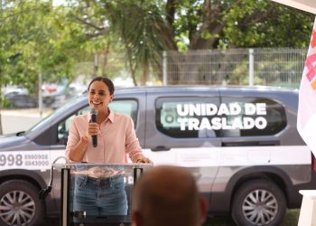 Entrega Ana Paty Peralta unidad móvil a CDC Cancún
