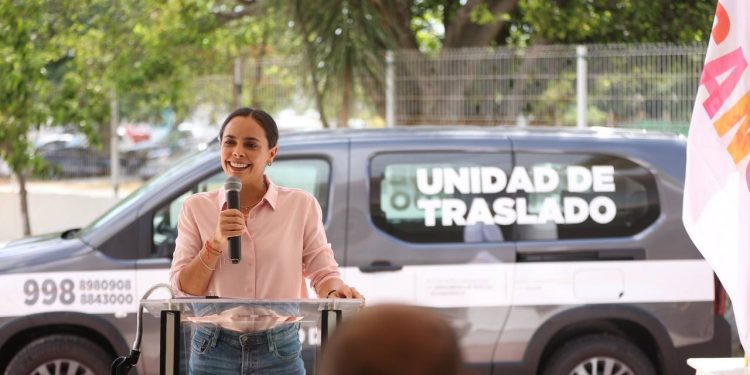 Entrega Ana Paty Peralta unidad móvil a CDC Cancún