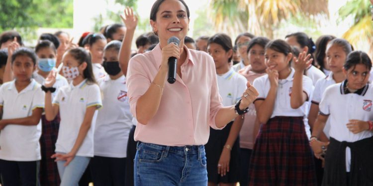 Constata Ana Paty Peralta domo nuevo en Escuela Primaria “Gualberto Salazar”