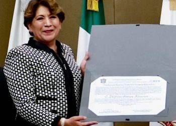 Entregan la constancia de mayoría a Delfina Gómez acreditándola como gobernadora electa del estado de México