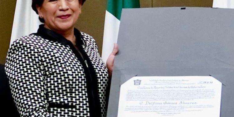 Entregan la constancia de mayoría a Delfina Gómez acreditándola como gobernadora electa del estado de México