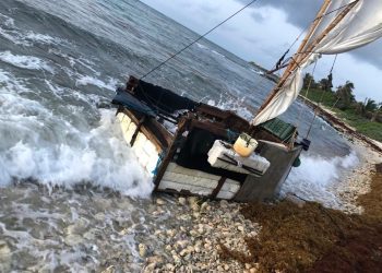 Rescatan a seis cubanos que arribaron en una balsa en Tulum