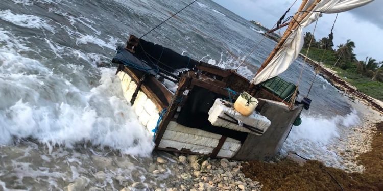 Rescatan a seis cubanos que arribaron en una balsa en Tulum