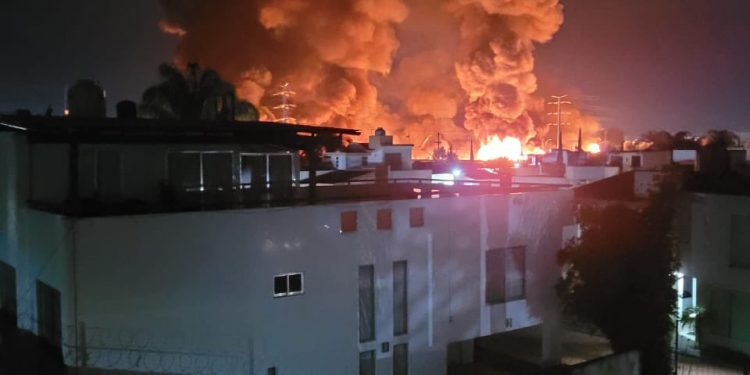 Explota pipa de combustible luego de volcar en San Pedro Cholula, Puebla