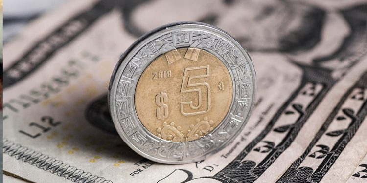 El peso mexicano comienza la segunda sesión de la semana con una caída frente al dólar
