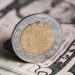 El peso mexicano comienza la segunda sesión de la semana con una caída frente al dólar