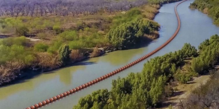 Ken Salazar asegura que el muro flotante contradice la política migratoria de Joe Biden