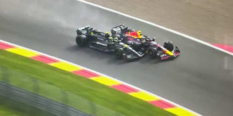 Sergio ‘Checo’ Pérez abandona sprint en Bélgica tras accidente con Lewis Hamilton