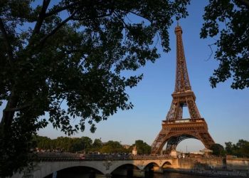 Ofrecen protección a la turista mexicana que fue violada cerca de la Torre Eiffel