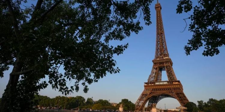 Ofrecen protección a la turista mexicana que fue violada cerca de la Torre Eiffel