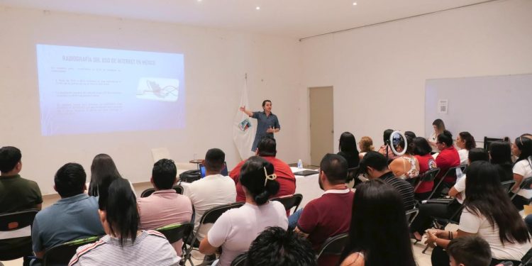 Claudia Carrillo Gasca Magistrada del TEQROO impartió la conferencia sobre «El espacio digital y la violencia política de género en Internet» en Puerto Morelos