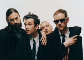 La banda británica, The 1975 fue prohibida en Malasia después de que su líder, Matty Healy, besara a otro integrante de la banda