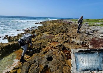 Autoridades aseguran presunto paquete de cocaína en una playa de Akumal